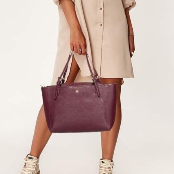 ‼️sold‼️Tory Burch Burgundy Leather Medium York Buckle Tote - Picture 2 of 7
